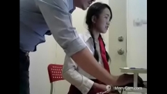 คลิปโป๊ สาวนักเรียนจีนตั้งกล้องไลฬสดโชว์ทางบ้านกับครูหนุ่มฝรั่งควยใหญ่ให้เธอได้ชักว่าวดูดโม๊กอย่างเอร็ดอร่อย